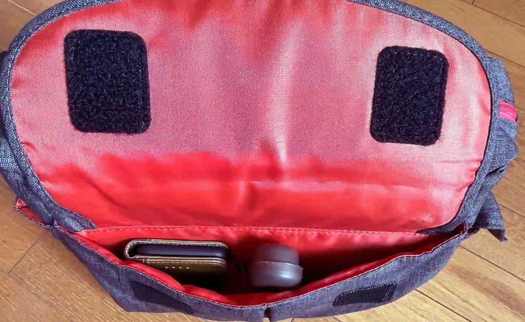 小さめの亀れバッグのサイドポケット