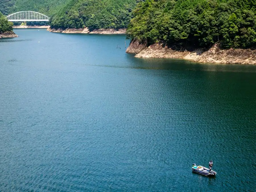 ダム湖で釣りをする