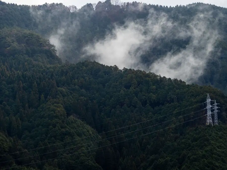 雲と鉄塔と山々